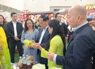 Deputy Prime Minister Bui Thanh Son visited and encouraged businesses at the Can Tho City booth within the framework of The First Glorious Spring Fair 2026